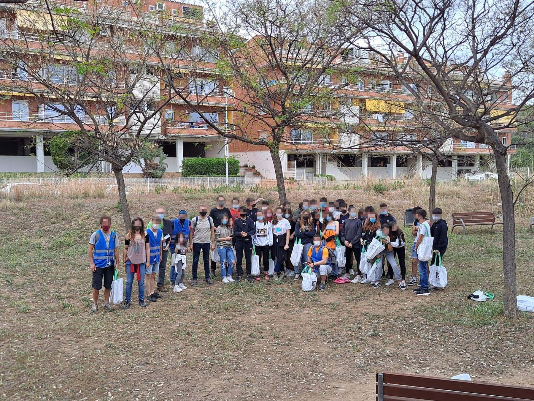 Grup participant en finalitzar una acció comunitària